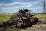 En ødelagt russisk kampvogn i Ukraine vidner om, at Putin-regimet mister materiel, som det kan blive vanskeligt at erstatte. Arkivfoto Ritzau Scanpix