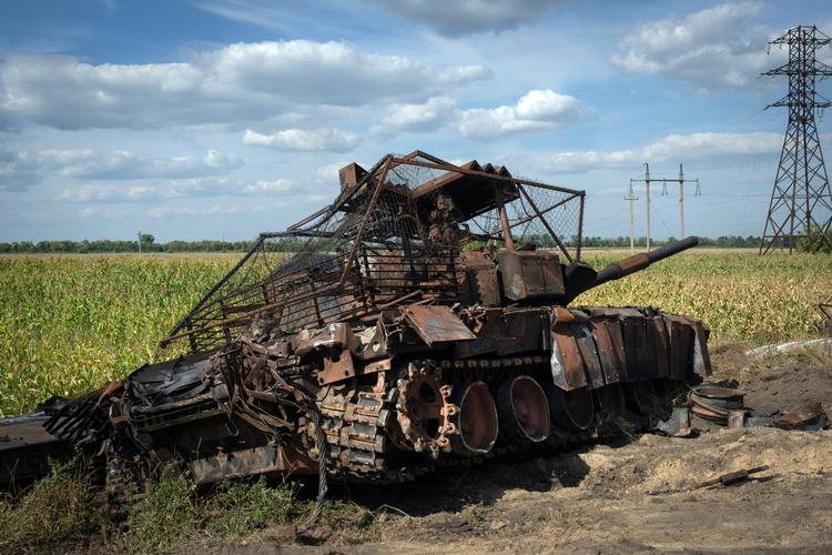 En ødelagt russisk kampvogn i Ukraine vidner om, at Putin-regimet mister materiel, som det kan blive vanskeligt at erstatte. Arkivfoto Ritzau Scanpix