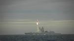 Et Tsirkon-missil affyres fra et russisk krigsskib. Missilet er et af to russiske hypersoniske missiler, der kan bevæge sig med fem gange lydens hastighed. 