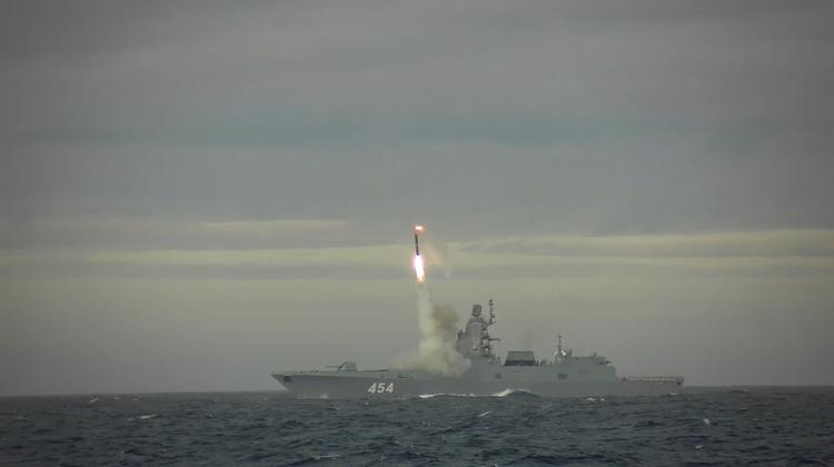 Et Tsirkon-missil affyres fra et russisk krigsskib. Missilet er et af to russiske hypersoniske missiler, der kan bevæge sig med fem gange lydens hastighed. 