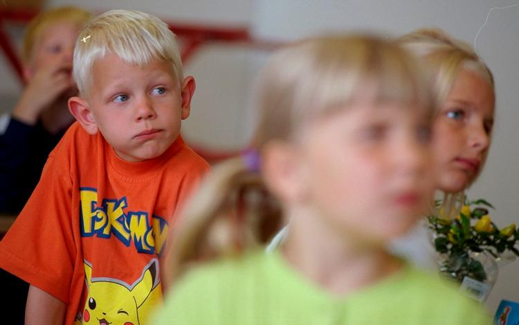 Et af digtene lyder sådan: »skal jeg tage bamser med til Esbjerg?/jeg kan ikke finde ud af det/det gør mig ked af det/og ingen kan hjælpe mig med det«. Billedet er taget fra første skoledag i Hvidovre i 2000. Arkivfoto Tine Harden