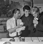 James Darren ses her i midten med konen Evy Norlund i den  legendariske café Willis Place på Vester Voldgade i København.  