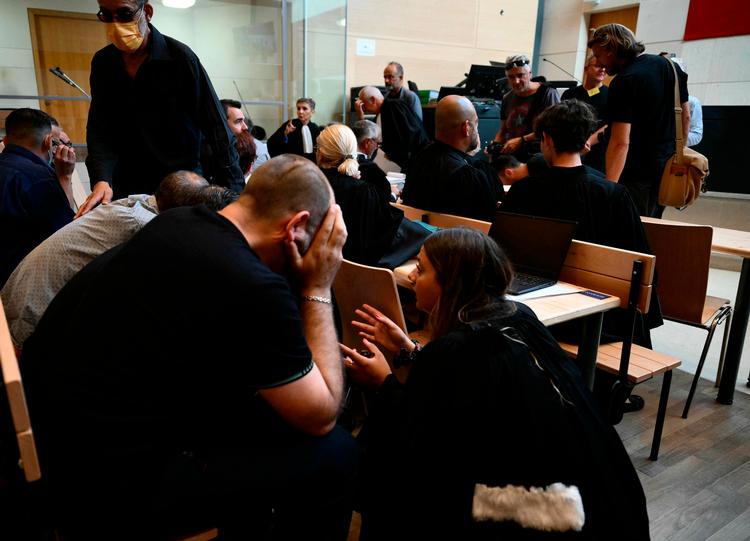 Mandag skulle de i alt 51 mænd i alderen 26-74 år for retten i Avignon. Den chokerende sag har skabt øget opmærksomhed om drugrape og om de miljøer, hvor den slags forbrydelser kan forekomme. 