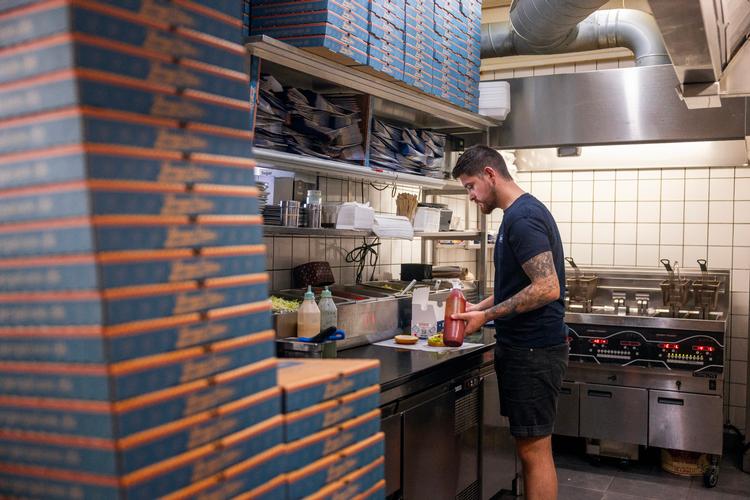 I køkkenet på Burger Palace er alt ved det gamle. Ved kassen har man til gengæld droppet dankortet. Foto: Signe Lægsgaard