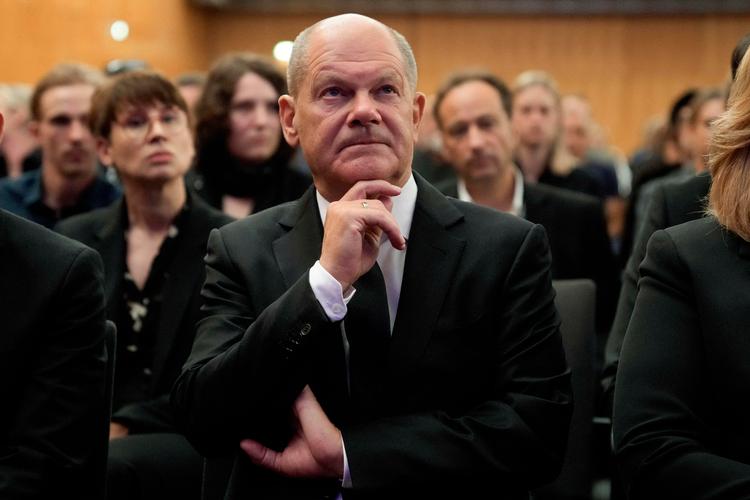 Mens der blev stemt i Sachsen og Thüringen, deltog kansler Scholz i en mindehøjtidelighed for de tre ofre for et knivangreb i vesttyske Solingen.
(Photo by Michael Probst / POOL / AFP) 