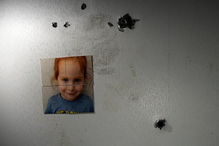 En gennemhullet dør fra et beskyttelsesrum i et af de hjem i kibbutzen Nir Oz, som palæstinenserne slog til mod 7. oktober, vidner om  det voldsomme terrorangreb. Foto: Ohad Zwingenberg/Ritzau Scanpix