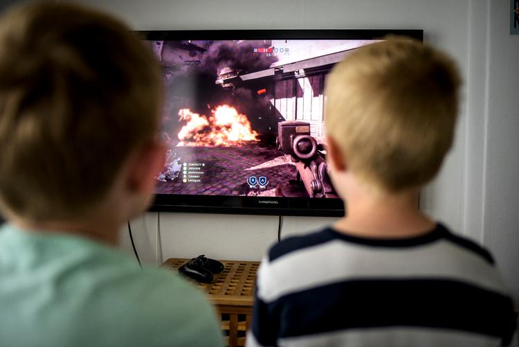 Mange forældre føler sig presset til at tillade gaming og sociale medier i deres børns liv, fordi »alle de andre er på«. Børns Vilkår vil modvirke gruppepresset.   Arkivfoto Anders Rye Skjoldjensen