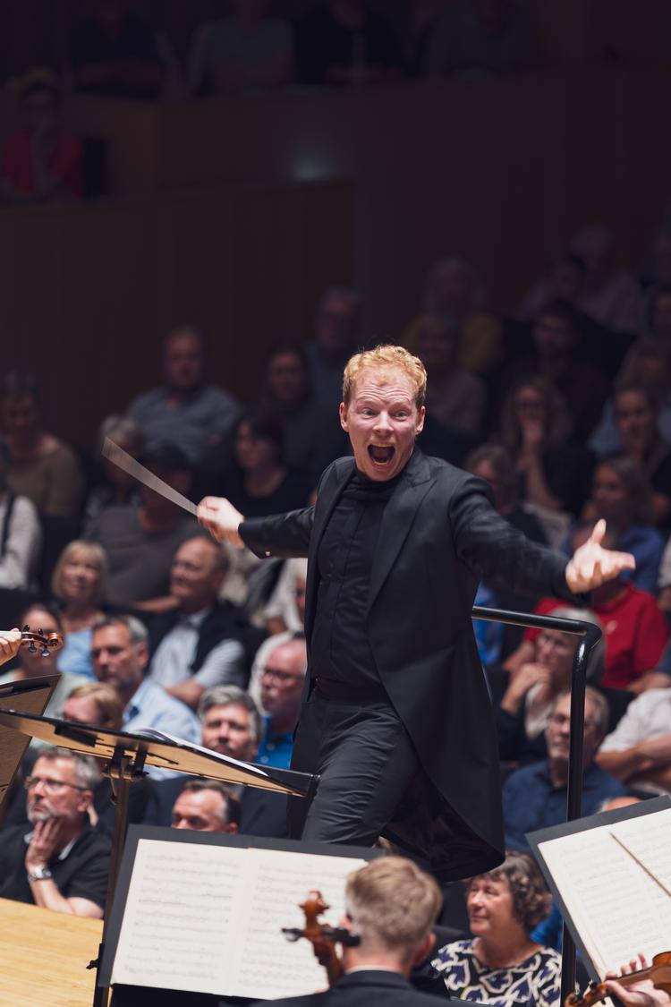 Dimitrij Matvienko er efter manges mening på vej til at blive en ny stjerne i den internationale klassiske musikverden. Tirsdag dirigerede han sin første koncert som chefdirigent for Aarhus Symfoniorkester. Foto: Julie Lundblad
