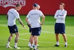 Assistenttræner Daniel Agger (tv.) og den midlertidige landstræner Lars Knudsen (th.) er blot en lille del af landsholdet i Helsingør. Ritzau har optalt, at der er 28 ansatte i staben omkring de 23 spillere. Foto: Liselotte Sabroe/Ritzau Scanpix