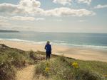 Tracey Williams ses her i nærheden af sit hjem i Cornwall. Hun står bag Lego Lost at Sea på de sociale medier, hvor der bliver ført protokol over legofundene.  Nu har hun skrevet bogen  ’Adrift: The Curious Tale of the Lego Lost at Sea’. Foto: Guy Martin/Ritzau Scanpix