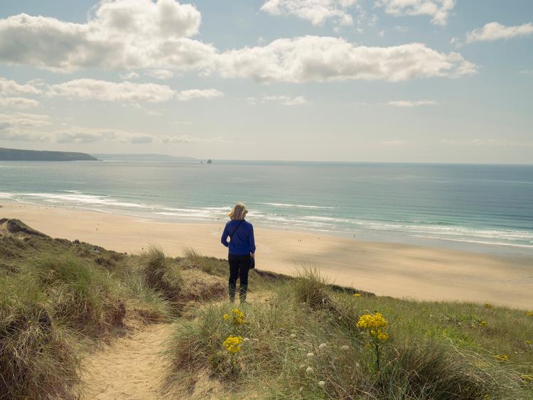 Tracey Williams ses her i nærheden af sit hjem i Cornwall. Hun står bag Lego Lost at Sea på de sociale medier, hvor der bliver ført protokol over legofundene.  Nu har hun skrevet bogen  ’Adrift: The Curious Tale of the Lego Lost at Sea’. Foto: Guy Martin/Ritzau Scanpix