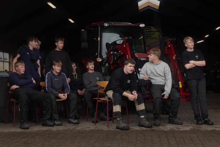 'Traktorbanden' ser på, mens drengene fra tekniklinjen trækker traktoren og sejren i hus. Nogle mener, at læreren Hans Elbæk bag rattet i traktoren snyder. Men "det kunne Hans altså aldrig finde på", forsikrer Jeppe Gamst (forrest i billedet), der som den eneste tager nederlaget på sig. 