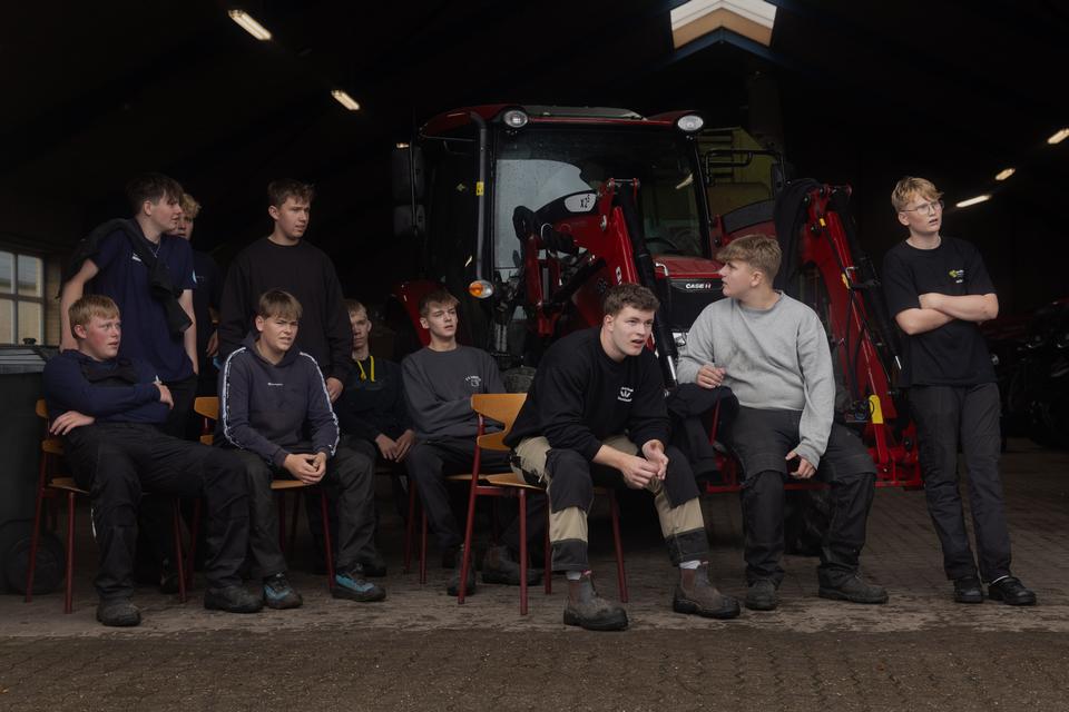 'Traktorbanden' ser på, mens drengene fra tekniklinjen trækker traktoren og sejren i hus. Nogle mener, at læreren Hans Elbæk bag rattet i traktoren snyder. Men "det kunne Hans altså aldrig finde på", forsikrer Jeppe Gamst (forrest i billedet), der som den eneste tager nederlaget på sig. 