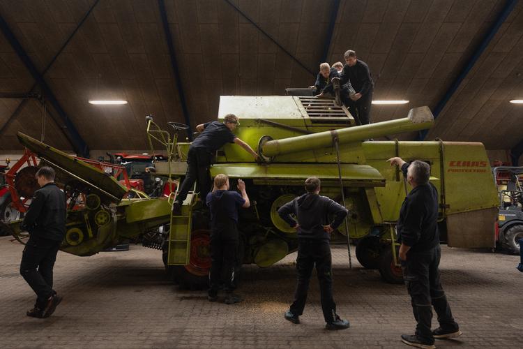 Når man ikke kan høste, må man lave noget andet fornuftigt. Her gør eleverne på landbrugslinjen den tyske veteran mejetærsker klar, så den ikke brænder sammen. 