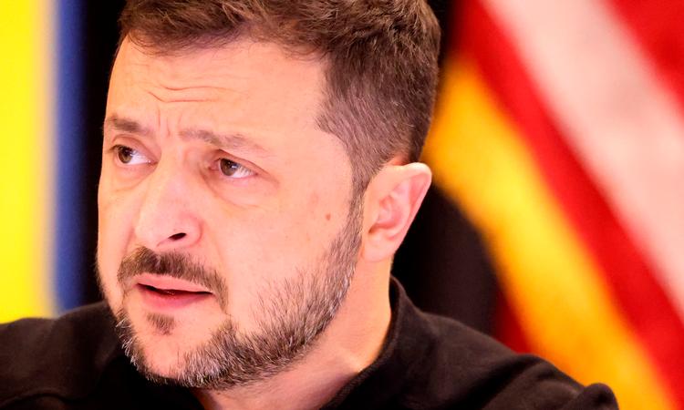 »Verden har luftforsvarssystemer nok til at sikre, at den russiske terror ikke giver resultat. Men der er brug for, at de bliver leveret til Ukraine«, siger Ukraines præsident Volodymyr Zelenskyj. Foto: Daniel Roland/Ritzau Scanpix