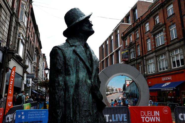 Hvad mon der sker, hvis den smarte database fodres med  mesterværker som ’Ulysses’ af James Joyce? Billedet forestiller en statue af den ikoniske forfatter i Vilnius.  Foto: Clodagh Kilcoyne/Ritzau Scanpix