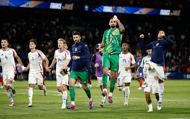Med hurtige, kvikke kombinationer og tydelige spilmønstre udspillede italienerne i perioder Frankrig og vandt 3-1 i Paris. Foto: Benoit Tessier/Ritzau Scanpix