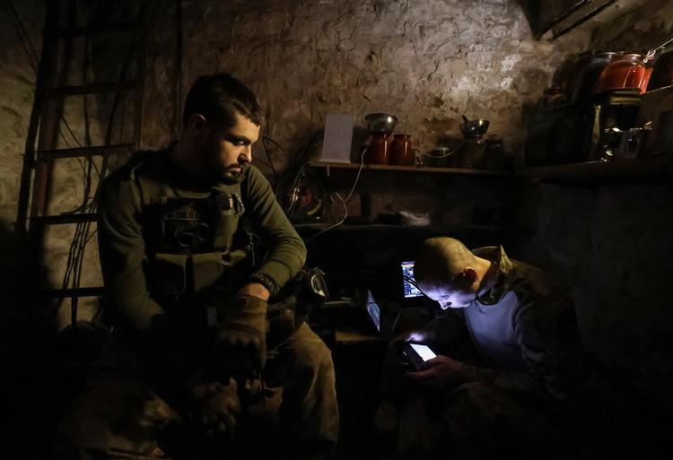 Fra sin position ved frontlinjen nær Pokrovsk fjernstyrede en ukrainsk soldat en drone i slutningen af august. Foto: Serhii Nuzhnenko/Ritzau Scanpix