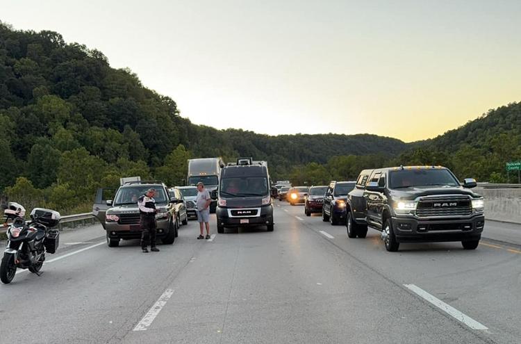 Amerikansk politi siger, at en person inde fra et trædække nær motorvejen I-75 har åbnet ild mod bilerne på motorvejen. Foto: -/Ritzau Scanpix