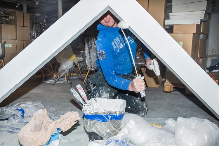 En ny test fra Forbrugerrådet Tænk viser, hvilke malinger der er det bedste valg, og hvordan man bedst håndterer det, når man maler indendørs. Arkivfoto Benjamin Nørskov