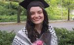 Den 26-årige amerikansk-tyrkiske aktivist Aysenur Ezgi Eygi blev fredag dræbt af skud under en demonstration på Vestbredden. For tre måneder siden dimitterede hun fra University of Washington i Seattle, hvor hun læste psykologi og mellemøstlige sprog og kultur.  Foto: International Solidarity Movement /Ritzau Scanpix