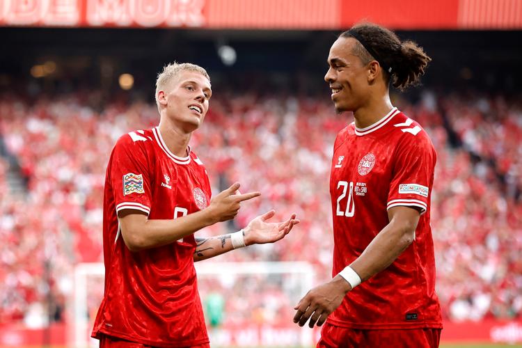 Albert Grønbæk dansede kækt, da han bragte Danmark foran med 1-0 på oplæg af Yussuf Poulsen, der senere scorede til resultatet 2-0 på et formidabelt sk Foto: Jens Dresling