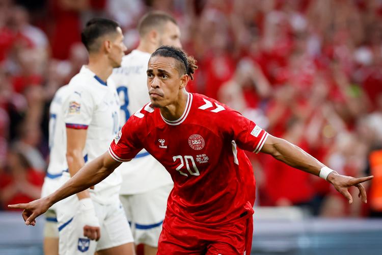 Mål nummer 14 på landsholdet var det flotteste for Yussuf Poulsen. Foto: Jens Dresling