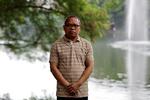 Mikel Chakma sad i et hemmeligt fængsel kendt som Aynaghar, der betyder 'huset af spejle'. De indsatte er nemlig isolationsfængslede og kan kun se sig selv. Foto: Mohammad Ponir Hossain/Ritzau Scanpix