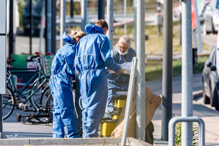 Politiet var massivt til stede ved Kulbanevej i København i forbindelse med knivdrabet.  Foto: Steven Knap/Ritzau Scanpix