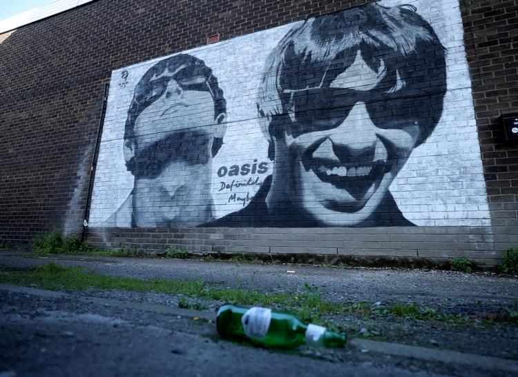 En gruppe af billethajer har delt videoer, hvor de praler med at have tjent 1,8 millioner kroner på at videresælge koncertbilletter til Oasis-koncerterne næste år.  Foto: Phil Noble/Ritzau Scanpix