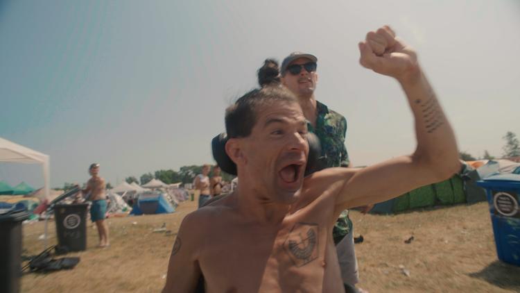 Jeppe havde en vision om at lade sig hænge nøgen på et kors på Roskilde Festival, men folk troede, det var et overgreb, og lyttede ikke til, at det var hans egen idé.  Foto: fra filmen 'Wingman'