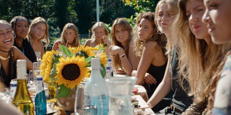 Det er et stærkt hold af unge skuespillere, der kan få en gymnasiefest til at virke som en heksesabbat med rituelle menneskeofringer. Foto: Scanbox