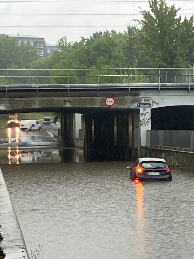 Politiken har til aften været i området omkring Lersø Parkalle på Ydre Østerbro, hvor en tunnel også er lukket grundet den megen nedbør.  