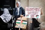 Mandag morgen blokerede den propalæstinensiske aktivistgruppe Studerende mod Besættelsen Københavns Universitets administrative bygning i Krystalgade. De kræver, at universitetet indfører en akademisk boykot mod Israel.  Foto: Jens Dresling