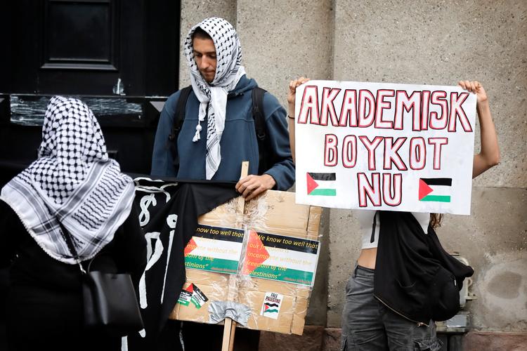Mandag morgen blokerede den propalæstinensiske aktivistgruppe Studerende mod Besættelsen Københavns Universitets administrative bygning i Krystalgade. De kræver, at universitetet indfører en akademisk boykot mod Israel.  Foto: Jens Dresling