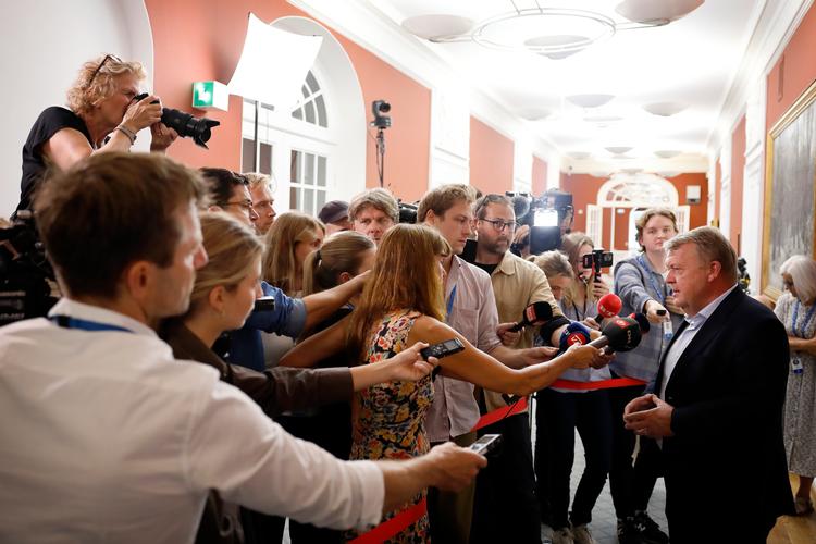 Lars Løkke Rasmussen møder pressen efter et gruppemøde hos Moderaterne, hvor han bliver spurgt om arbejdsmiljøet i partiet. Foto: Jens Dresling