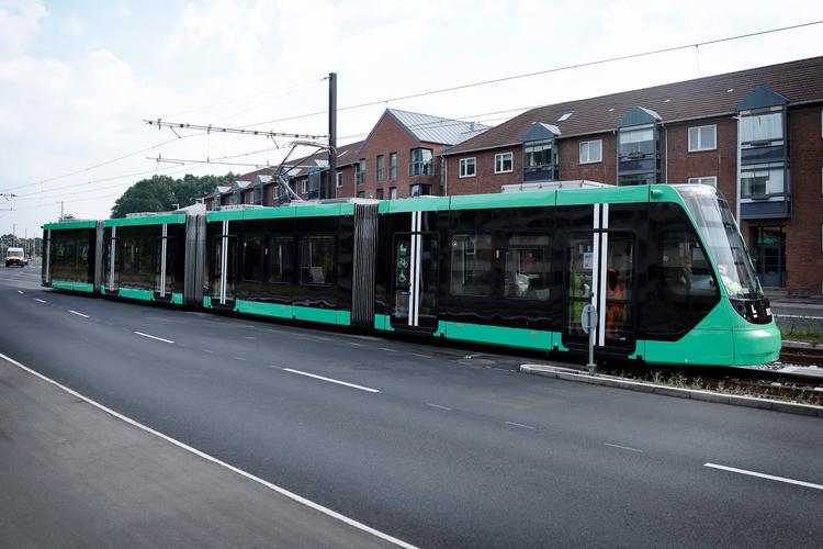 Hovedstadens Letbane kommer til at gå fra Lundtofte Station i nord til Ishøj Station i syd. Banen åbner i 2025, men allerede nu er der testkørsler, som her ved Glostrup. Foto: Jens Dresling