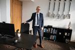 I slutningen af maj afleverede borgmester i Fredericia, Steen Wrist (S), sin borgmesterkæde, fordi han havde fundet et nyt job, og dermed blev hans også et billede på en tendens i kommunerne.  Arkivfoto Søren Gylling