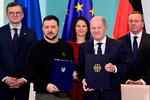 Ukraines Volodymor Zelenskyj og Tysklands Olaf Scholz under et møde i februar i Tyskland. Foto: John Macdougall/Ritzau Scanpix
