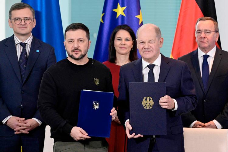 Ukraines Volodymor Zelenskyj og Tysklands Olaf Scholz under et møde i februar i Tyskland. Foto: John Macdougall/Ritzau Scanpix