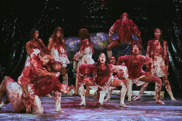 Iceland Dance Companys ’Romeo &amp; Juliet-Up Close’ gav med sine  10 dansere den fuld gas med en grotesk omgang brøl, blod og humor og forhøjede festen til åbningen af Dansehallerne.  Foto: Hörður Sveinsson 