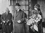 Kongeparret og til venstre gesandten, Herluf Zahle, ved indgangen til Hotel Adlon i 1937. Kong Christian X besøgte denne gang Hitler i Rigskancelliet, og deres møde vakte international opsigt. Affotografering fra Zahles scrapbog, privatarkiv i Rigsarkivet. 
