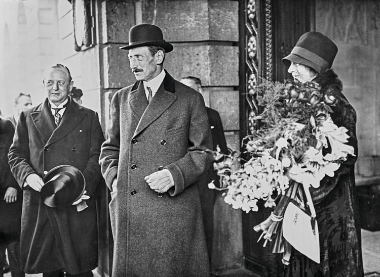 Kongeparret og til venstre gesandten, Herluf Zahle, ved indgangen til Hotel Adlon i 1937. Kong Christian X besøgte denne gang Hitler i Rigskancelliet, og deres møde vakte international opsigt. Affotografering fra Zahles scrapbog, privatarkiv i Rigsarkivet. 