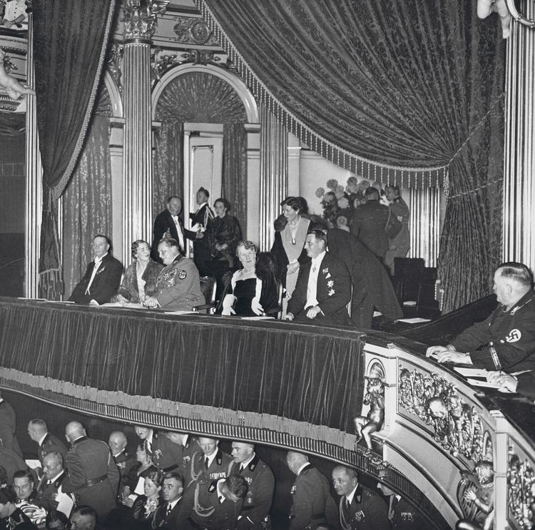 Det danske kronprinspar, Frederik og Ingrid, var i november 1937 rigsmarskal Hermann Görings gæster i Berlin. Billedet fra æreslogen i operaen viser fra venstre kronprinsesse Ingrid, Göring med sin hustru, Emmy, og den danske kronprins Frederik. Billedet er hentet fra et af Görings fotoalbummer, der er bevaret i kongresbibliotekets arkiv i USA. Library of Congress 