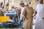På Mutrah Fish Market i Omans hovedstad Muscat er en mand i gang med at udvælge sine fisk. Foto: Edwin Remsberg/Ritzau Scanpix