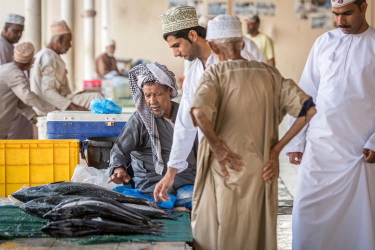 På Mutrah Fish Market i Omans hovedstad Muscat er en mand i gang med at udvælge sine fisk. Foto: Edwin Remsberg/Ritzau Scanpix