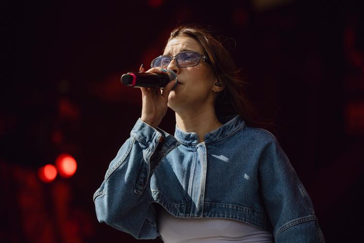 Ida Laurberg, der i år optrådte på Orange Scene på Roskilde Festival, stod med nummeret ’Terrier’ for et af de største radiohits i 2023. Men når det gælder rettighedspenge til danske sangskrivere og komponister, falder kvindernes andel. Foto: Benjamin Krog