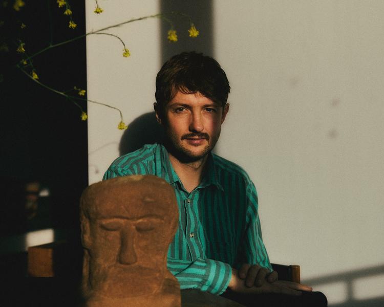 Jack Wyllie fabulerer og fantaserer om en anden fremtid – eller nærmere parallelle virkeligheder! – på sit stemningsskabende andet album som idémand i gruppen Paradise Cinema.  Foto: Suzie Howell