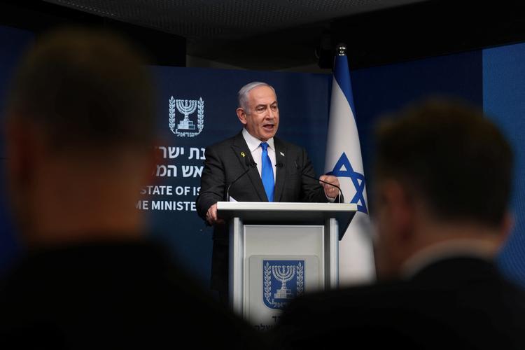 Ifølge den israelske rigsadvokat har regeringsleder Benjamin Netanyahu, der her taler ved en pressekonference 4. september, udtænkt et »kneb«, der kan beskytte ham mod en arrestordre fra Den Internationale Straffedomstol i Haag Foto: Abir Sultan/Ritzau Scanpix
