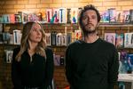 Joanne (Kristen Bell) på hovsa-date i en sexshop med rabbineren Noah (Adam Brody) – på jagt efter en vibrator kaldet 'The Obliterator', som hun skal bruge til sin sex-podcast. Foto: Netflix